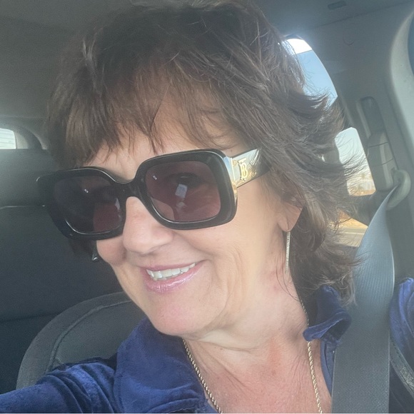 Meet your Posher, Laurie - Picture 2 of 2